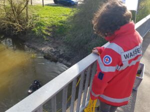 Wasserwacht Gunzenhausen Taucheinsatz Bergung Fahrrad aus Altmühl Signalmann